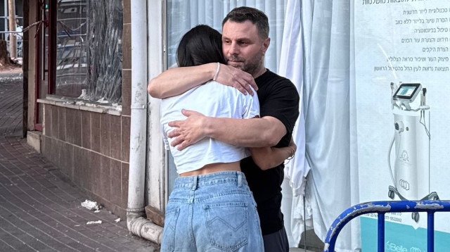 טילטיל ואישתו מחוץ לעסק שנפגע (צילום: אור גפן)