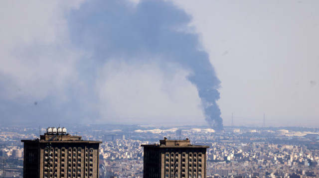 עשן ממתקני זיקוק הנפט בטהרן (צילום: שימוש לפי סעיף 27א')