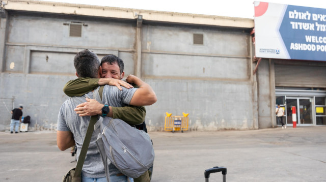 חיילי פיקוד העורף מקבלים את הנוסעים הישראלים אשר הוחזרו לישראל באונייה (צילום: דובר צהל)