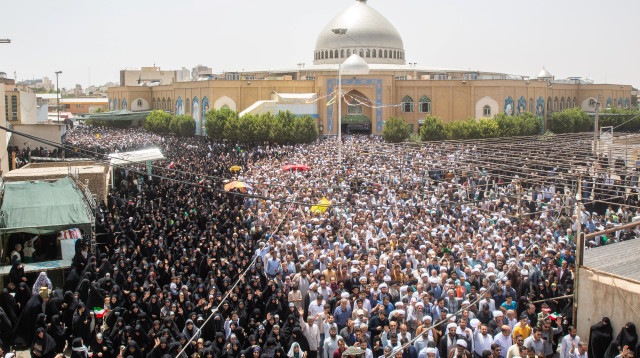 הלוויה בקום לאחר התקיפות של ישראל באיראן (צילום: Ahmad Zohrabi/ISNA/WANA (West Asia News Agency) via REUTERS)