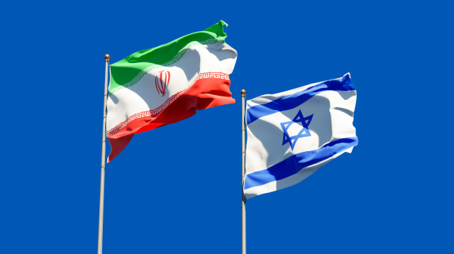 דגל ישראל ודגל איראן (צילום: שאטרסטוק)