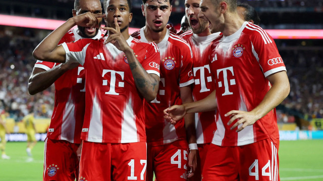 שחקני באיירן מינכן חוגגים עם מייקל אוליסה (צילום: רויטרס)