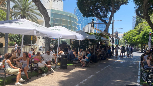 בית קפה בתל אביב (צילום: אבשלום ששוני)