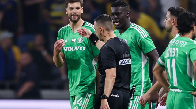 שחקני מכבי חיפה, עבדולאי סק, לורנצו שימיץ' ליד השופט רועי ריינשרייבר (צילום: מאור אלקסלסי)