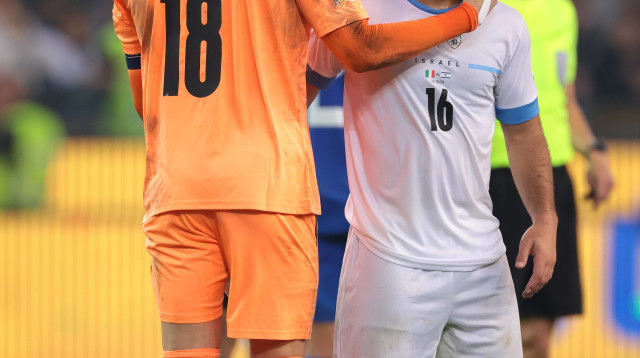 עומרי גלזר ומוחמד אבו פאני (צילום: רויטרס)