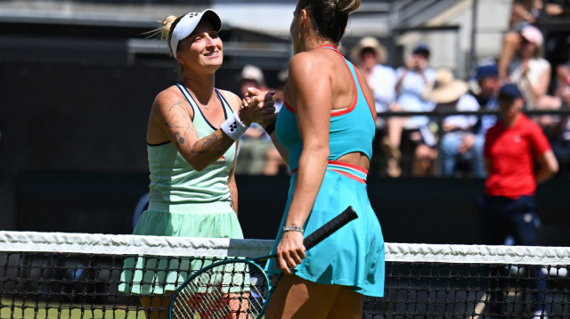 מרקטה וונדרושובה טניסאית צ'כית עם ארינה סבאלנקה טניסאית בלארוסית (צילום: רויטרס)