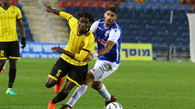 פול אדגר שחקן בית"ר ירושלים מול לידור כהן שחקן מכבי פתח תקוה (צילום: יוסי ציפקיס)