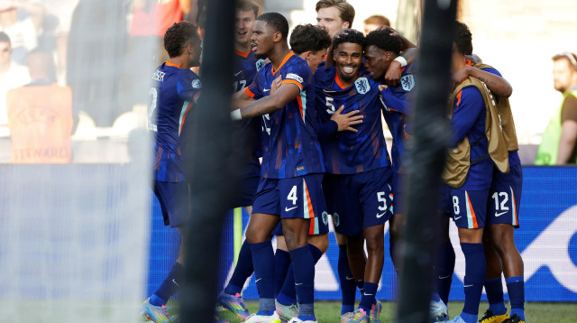 שחקני נבחרת הולנד חוגגים עם ארנסט פוקו (צילום: GettyImages, Soccrates Images)