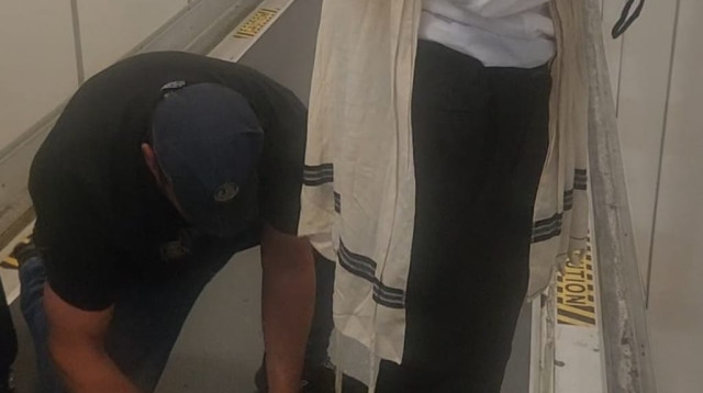 בכיר בכת לב טהור שנעצר והוסגר לישראל (צילום: דוברות המשטרה)