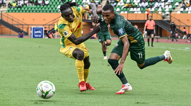 רלבוהילה מופוקנג שחקן נבחרת דרום אפריקה (מימין) מול עבדול ראשיד מומיני שחקן נבחרת בנין (צילום: GettyImages, SIA KAMBOU/AFP)