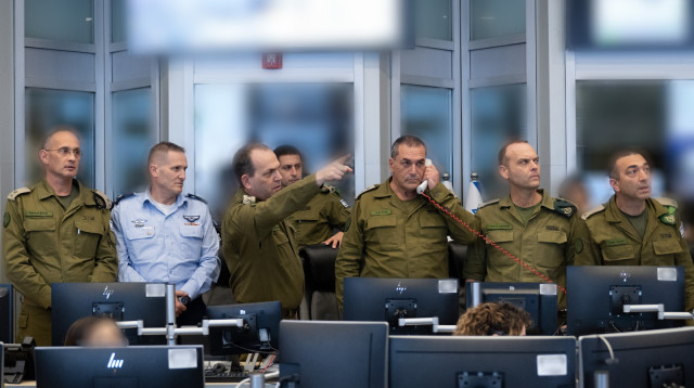 אייל זמיר בחדר המבצעים (צילום: דובר צה"ל)