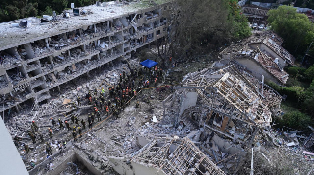 זירת ההרס בתל אביב לאחר הפגיעה הישירה של הטיל האיראני (צילום: אבשלום ששוני)