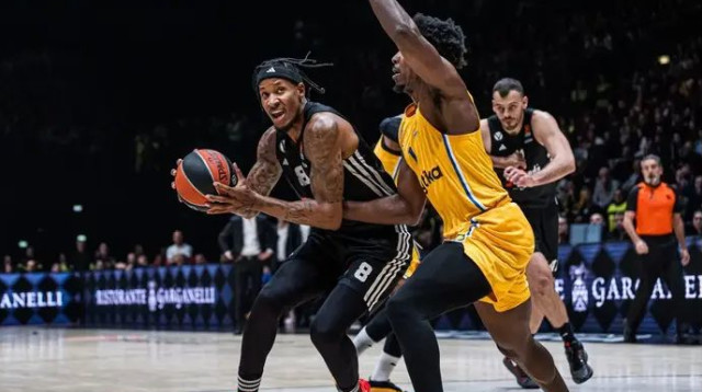 קלייברן והורד במאבק (צילום: אתר רשמי, Virtus Segafredo Bologna)