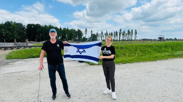 רווית לוין ואביה על רקע מחנה ההשמדה אושוויץ-בירקנאו (צילום: פרטי)