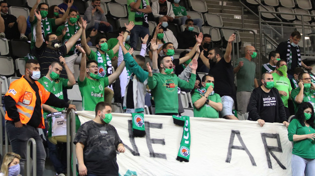 אוהדי מכבי חיפה בכדורסל (צילום: לילך וייס)