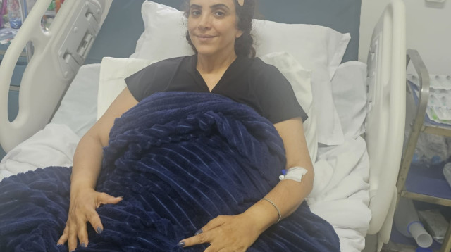 רותם סעדה מרותקת למיטה בבית החולים בזנזיבר (צילום: באדיבות המצולמת)