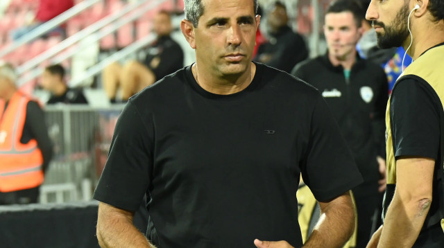 שרון מימר מאמן בני סכנין (צילום: ברני ארדוב)