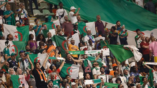 אוהדי אלג'יריה (צילום: KENZO TRIBOUILLARD)