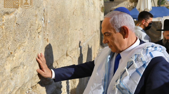 בנימין נתניהו בכותל (צילום: הקרן למורשת הכותל המערבי)