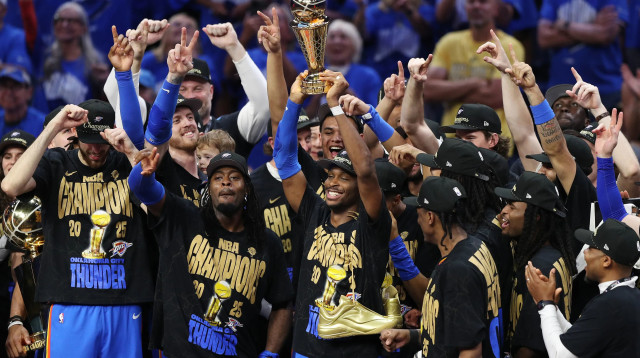 שחקני אוקלהומה סיטי ת'אנדר מניפים את גביע לארי אובריאן (צילום: GettyImages, Justin Ford)