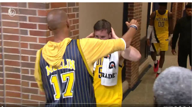 רג'י מילר מנחם את שחקן אינדיאנה פייסרס טי ג'יי מקונל (צילום: צילום מסך, מתוך טוויטר)