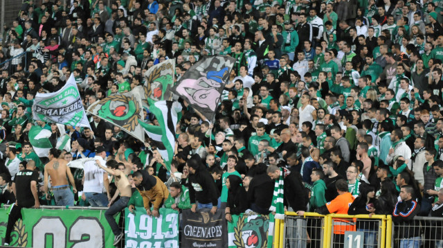 אוהדי מכבי חיפה בקריית אליעזר (צילום: עדי אבישי)