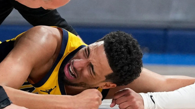 כוכב אינדיאנה פייסרס טייריס הליברטון נפצע במשחק 7 של גמר ה-NBA (צילום: רויטרס)