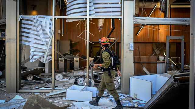 פגיעה ישירה בחיפה (צילום: דוד כהן פלאש 90 )