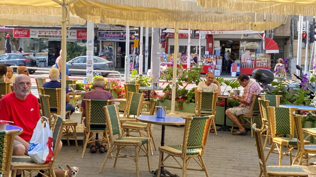 בית קפה בבת ים (צילום: אבשלום ששוני)