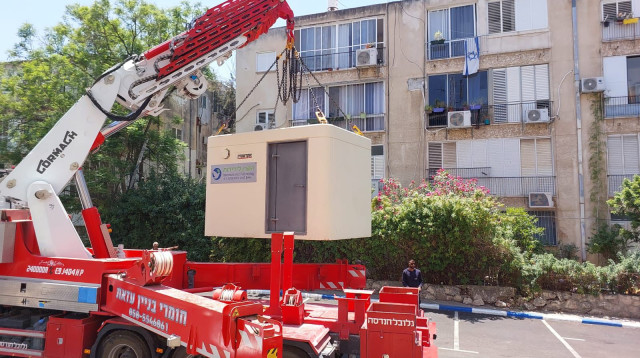 הצבת מיגונית ברמת גן (צילום: רענן כהן, הקרן לידידות)