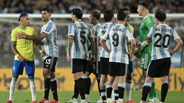 שחקני נבחרת ארגנטינה וברזיל במשחק במוקדמות גביע העולם (צילום: Marcelo Endelli)