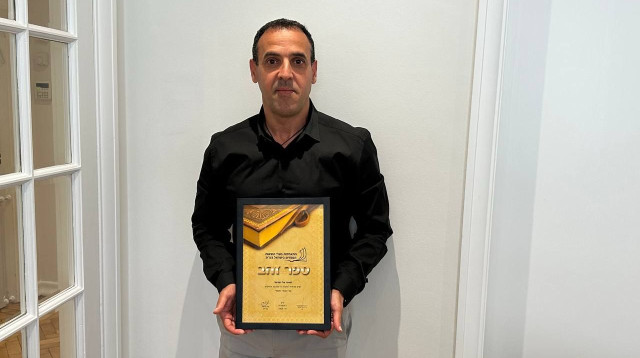 אלי שרעבי מקבל את אות "ספר הזהב" לאחר שספרו "חטוף" שבר שיאי מכירות (צילום: באדיבות המצולם)