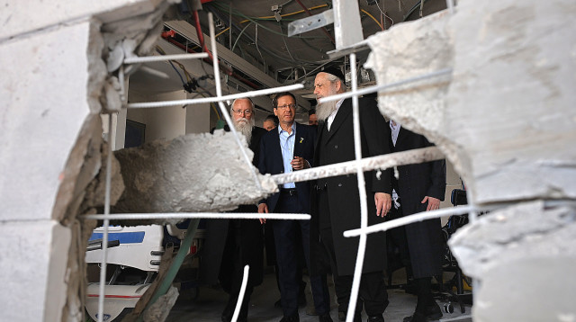 הרצוג בביקור בזירת הנפילה בתל אביב (צילום: חיים צח לע"מ)