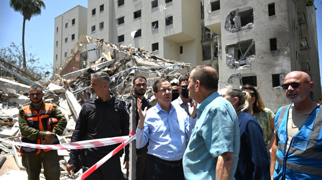 הרצוג וחולדאי בביקור בזירת הנפילה בתל אביב (צילום: חיים צח לע"מ)