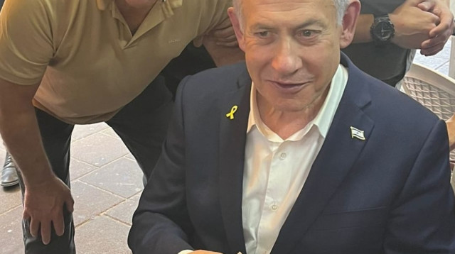 ראש הממשלה בנימין נתניהו עם מנת פלאפל ביד (צילום: עודד אשכנזי)