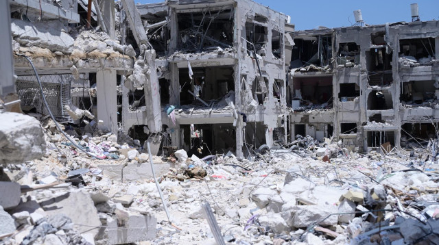 נזקי פגיעת הטיל בבת ים (צילום: אבשלום ששוני)