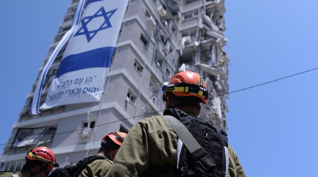 כוחות פיקוד העורף בזירת הפגיעה בבת ים (צילום: אבשלום ששוני)