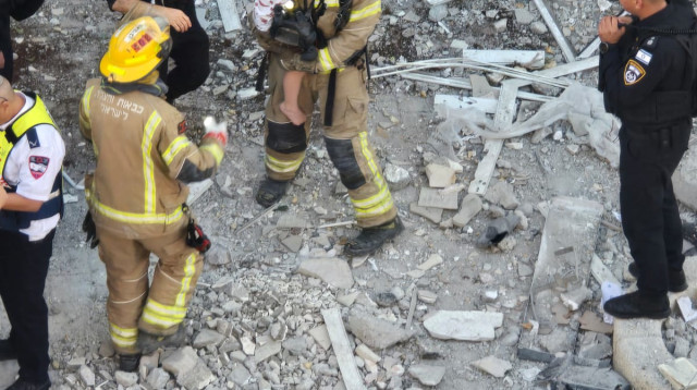 פגיעה ישירה בבאר שבע (צילום: זאב דיקמן)