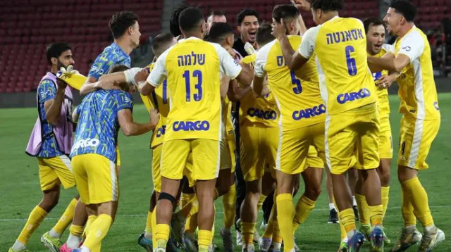 שחקני מכבי תל אביב חוגגים (צילום: דני מרון)