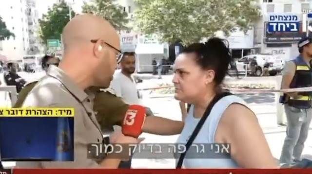 פז רובינזון מרשת 13 מראיין בזירת ההרוגים בבאר שבע (צילום: צילום מסך רשת 13)