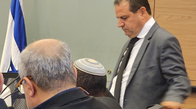 ח"כ איימן עודה בדיון להדחתו בוועדת הכנסת (צילום: אברהם בלוך)