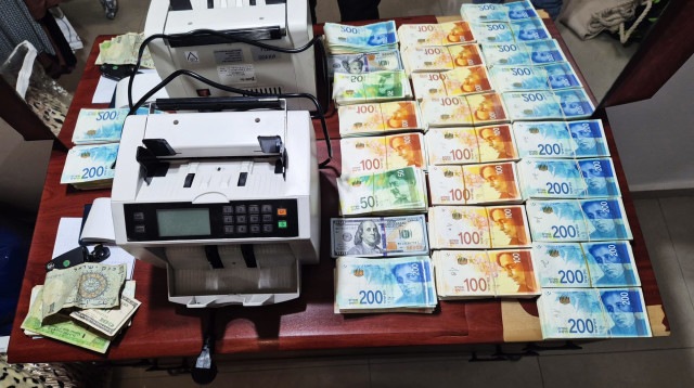 הכסף שנתפס במועדון ההימורים המחתרתי בגדרה (צילום: דוברות המשטרה)