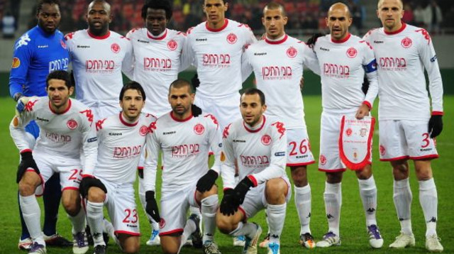 עומרי קנדה ושחקני הפועל תל אביב ב-2009 (צילום: DANIEL MIHAILESCU / Staff)