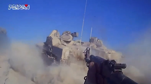 מחבלי חמאס מבצעים ירי לעבר רכב נמ"ר צה"לי (צילום: רשתות ערביות)