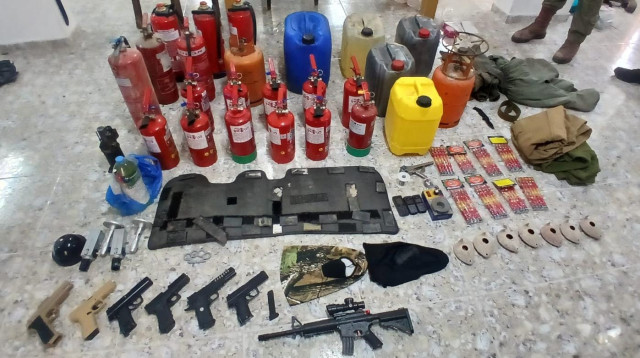 ציוד ונשק שנתפסו במעבדה לייצור מטענים (צילום: דוברות המשטרה)