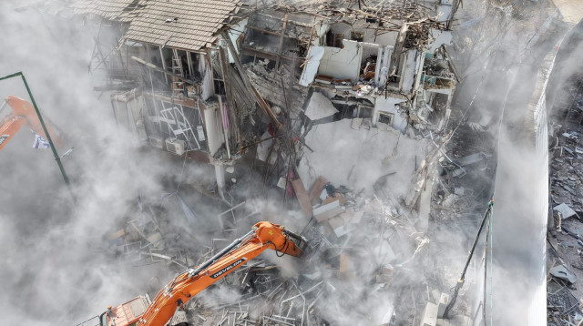 הריסת הבניין שנפגע מטיל איראני ברמת גן (צילום: אבשלום ששוני)