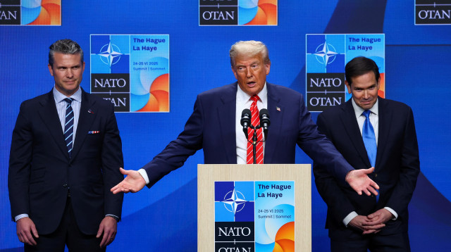 דונלד טראמפ, מרקו רוביו (מימין) ופיט הגסת' (משמאל) במסע"ת בהאג (צילום: רויטרס)