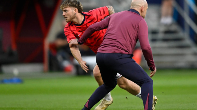 הארווי אליוט שחקן נבחרת אנגליה הצעירה בחימום עם מאמנו לי קארסלי (צילום: רויטרס)