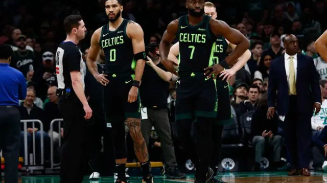 טייטום (משמאל) לא תיאר לעצמו שככה זה ייגמר (צילום: רויטרס)