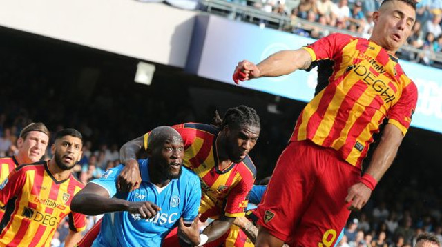 קראסטוביץ' מול לוקאקו (צילום: CARLO HERMANN)